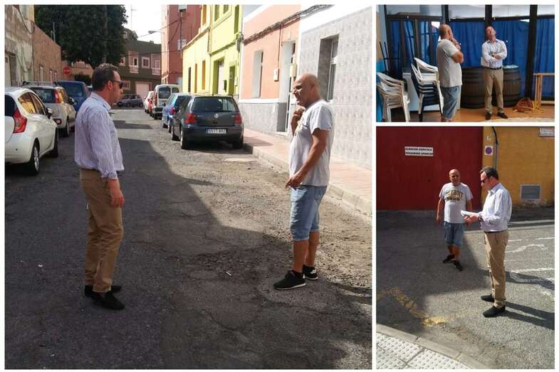 El concejal Eloy Santana, libreta en mano, toma nota de las demandas de El Ejido (Foto TA)